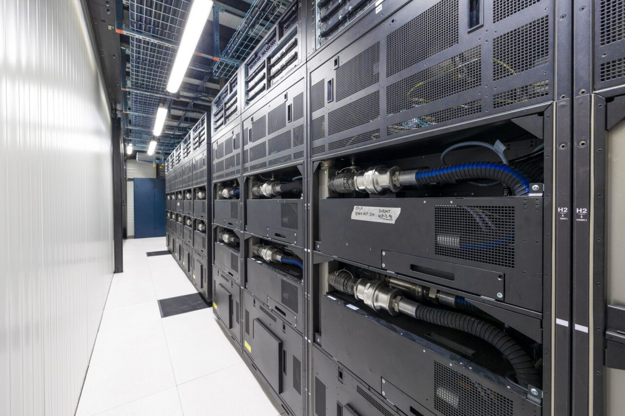 Дополнительные стойки JUPITER с водяным охлаждением. Вид сзади. 